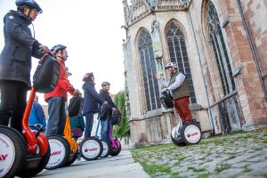 Mit der SegwayTour unterwegs - hier an St. Martini Foto: Andreas Rudolph