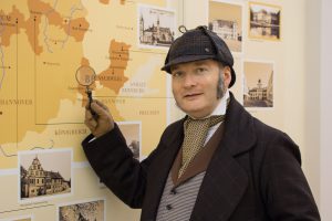 Der Museumsdetektiv vor der Karte der Welfischen Stammlande im Schlossmuseum Braunschweig (c) Fotografin Victora Heyer